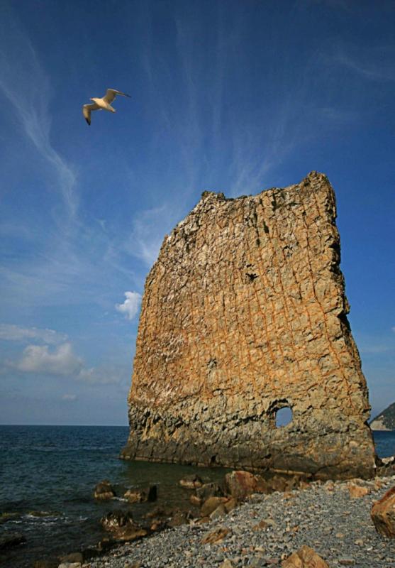 Скала Парус – расположена на берегу Черного моря