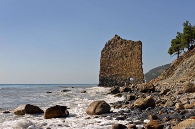 Скала Парус – расположена на берегу Черного моря
